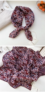 Détail d'un foulard en coton et lin bordeaux avec motif cachemire vintage pour femme