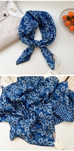 Gros plan d'un foulard vintage bleu en coton lin avec motif cachemire et texture soyeuse