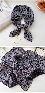 Détail d'un foulard en soie à motifs léopard et paisley avec design vintage réversible