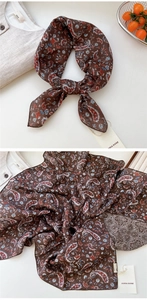 Détail d'un foulard vintage imprimé cachemire avec coutures et texture de tissu doux