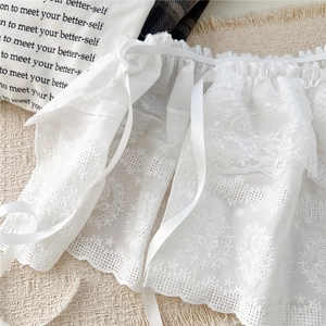 Détails de broderie en dentelle florale blanche avec ruban de satin élégant à nouer