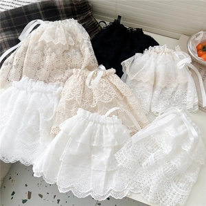 Sac de rangement en dentelle florale blanche avec cordon et volants au style vintage