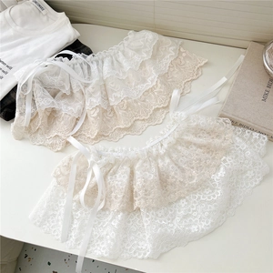 Mini-jupe en dentelle blanche à fleurs avec ruban de satin pour superposition élégante