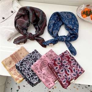 Collection de carrés de soie vintage à motifs paisley et léopard en couleurs variées