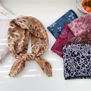Carré de soie vintage avec motifs paisley et léopard et finition satinée élégante