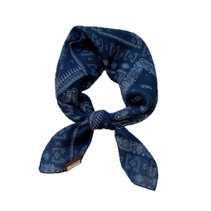 Foulard carré en coton et lin bleu marine à motif paisley noué en nœud élégant