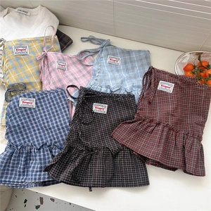 Débardeurs à carreaux colorés aux motifs variés avec patch de marque sur fond épuré