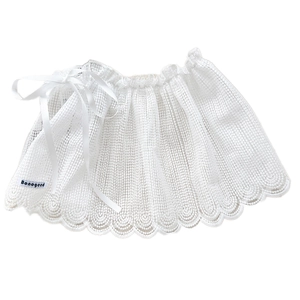 White lace scalloped hem mini skirt with side silk ribbon bow and knitted texture details