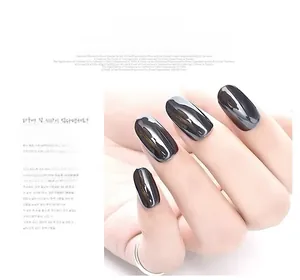 Détail macro de la poudre à ongles noir miroir aurora avec effet de reflet métallique