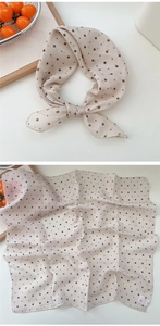 Detaillierte Nahaufnahme des braunen Polka-Dot-Halstuchs mit atmungsaktiver Leinenstruktur