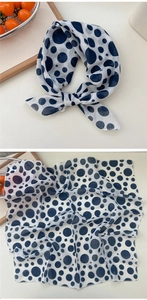 Nahaufnahme eines leichten weiß-blauen Baumwoll-Leinen-Schals mit Polka-Dot-Muster und Textur