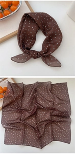 Detail von dunkelbraunem Polka-Dot Halstuch mit Knotentechnik und flachem quadratischem Layout
