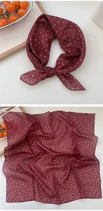 Detailansicht des weinroten gepunkteten Seidenschals mit stilvollem Knoten und Chiffon-Textur
