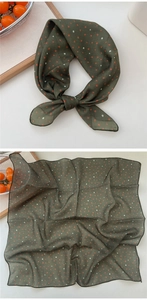 Detailansicht des dunkelgrünen Polka-Dot-Leinenschals mit weichem Stoff und feiner Kantennaht