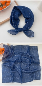 Detailansicht des dunkelblauen Seidenschals mit gelben und hellblauen Polka-Dots Muster