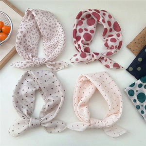 Damen Set aus gepunkteten und Leoparden-Baumwoll-Leinen-Halstüchern als Haar-Accessoires
