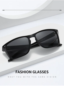 Détail de lunettes de soleil carrées polarisées noires avec taille de branche 55-18-149