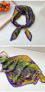 Detailansicht eines plissierten Seidenschals mit impressionistischem Blumenmuster
