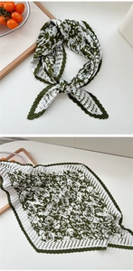 Nahaufnahme des Plissee-Seidenschals mit grünem Blumenmuster und Polka Dots für Damen