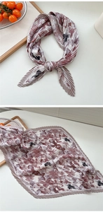 Nahaufnahme des plissierten quadratischen Schals mit floralem Schmetterlingsdruck