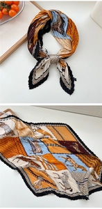 Detail eines plissierten Seidentuchs mit Pferdeprint und stilvollem Krawattenknoten-Muster