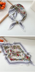 Detailansicht eines plissierten Seidenschals mit Blumenmuster und Pastellfarben