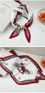 Detail eines plissierten Seidenschals mit Vintage-Kutschen- und Pferdegeschirr-Druck