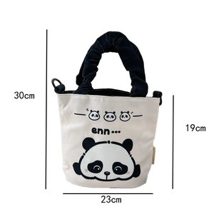 Détail du sac en toile panda indiquant les dimensions 23cm de large et 19cm de haut