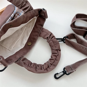 Sac bandoulière en velours côtelé marron avec poignée à volants et fermoir magnétique