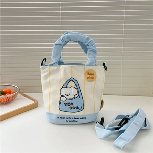 Vue détaillée du mini sac rayé avec poignées nuages et motif de chien mignon