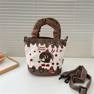 Détail du sac seau en toile avec motif cookie et poignée nuage plissée souple
