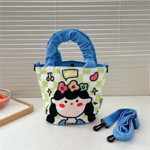 Détail du sac à carreaux verts avec poignée plissée bleue et broderie de dessin animé