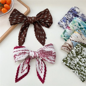 Elegante plissierte Seidentücher mit Schmetterlingsschleifen-Design und Vintage-Mustern