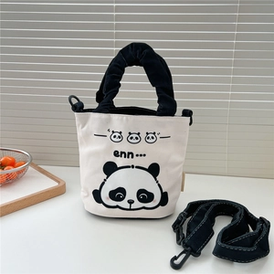 Détail du sac en toile avec panda mignon, boucle magnétique et bandoulière amovible