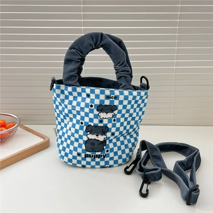 Détail du sac seau en toile à carreaux bleus avec motifs de chiots et poignée plissée grise