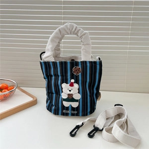 Détail de l'imprimé ours Sweet Bear sur un sac seau rayé en velours côtelé avec poignées