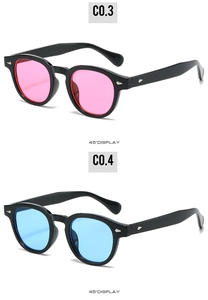 Détail de lunettes de soleil ovales noires avec rivets et verres colorés