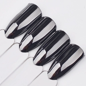 Poudre à ongles noire effet miroir brillant avec finition métallique sur nuanciers
