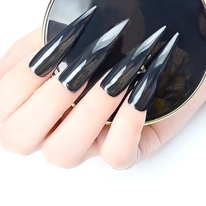 Faux ongles stiletto extra longs noir brillant avec finition miroir chromée