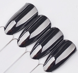 Effet miroir noir sur quatre ongles avec une finition chromée métallique brillante