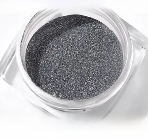 Vue macro de la poudre à ongles chromée noire métallisée avec texture scintillante