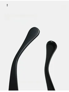 Détail des plaquettes de nez intégrées sur ces lunettes de soleil ovales noires