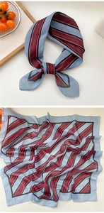 Détail d'un foulard en soie rayé bleu et bordeaux montrant texture fine et bordures