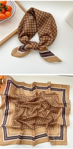 Détail d'un foulard vintage rayé avec motif géométrique marron et texture aspect soie