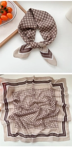 Détail d'un foulard en soie vintage avec motifs de chaînes géométriques et bordures rayées
