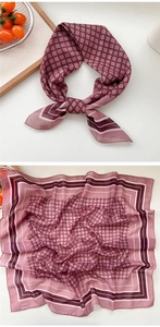 Détail macro d'un foulard en soie rose poudré avec motif à rayures géométriques et bordure