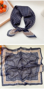 Vue macro du foulard en soie bleue avec motifs géométriques et bordures rayées