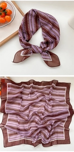 Détail macro d'un foulard rétro en soie aux rayures violettes et motifs géométriques