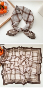 Détail du foulard carré rétro à carreaux avec motifs d'étoiles et bords roulés