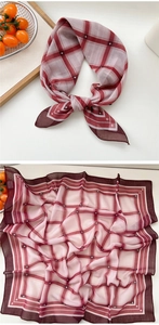 Détail d'un foulard en soie à carreaux rouge et blanc avec motif d'étoiles fines